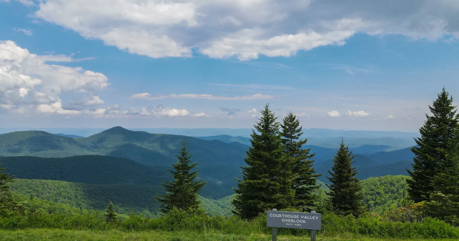 A panoramic mountain view from Courthouse Valley Overlook